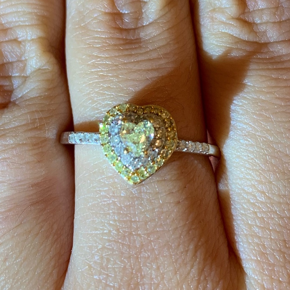 0.50 Carats of yellow NATURAL DIAMOND ring